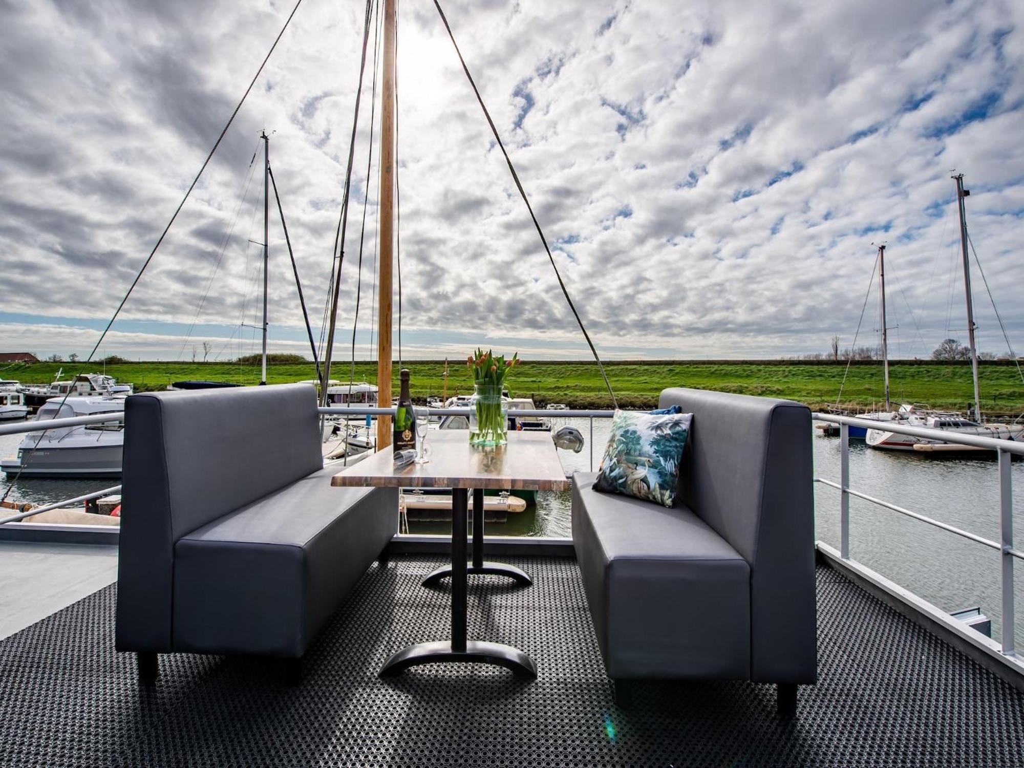 Waterlodge Blue Lagoon On A Jetty For 4 People Kamperland Eksteriør bilde